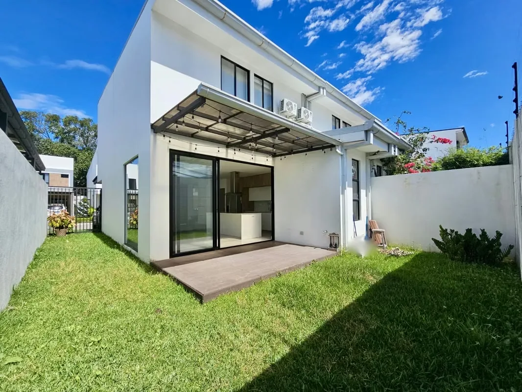 Vive con estilo y comodidad en este moderno townhouse ubicado en un condominio en Pozos de Santa Ana, ideal para quienes buscan un ...