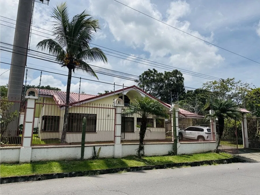 Se alquila casa en RIO ORO Santa Ana ideal comercio o para vivienda