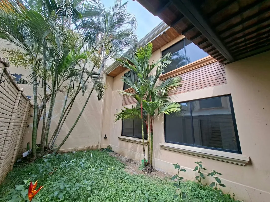 Venta de casa en San Rafael de Escazú, excelente ubicación, dentro de Condominio con sólo 2 casas, no se paga cuota condominal, sólo comparten el pago de la luz en areas comunes que ...
