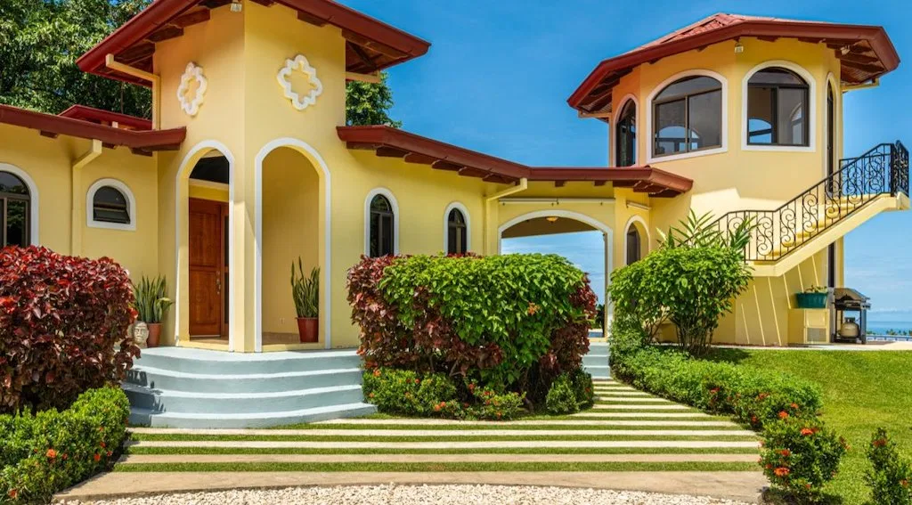 LUXURY HOME IN GATED COMMUNITY  WITH GUEST CASITA