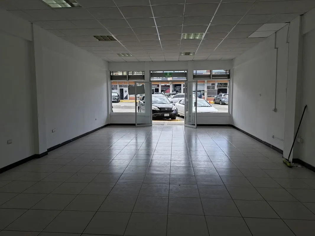 It consists of a spacious, well-lit and ventilated room, photo 3