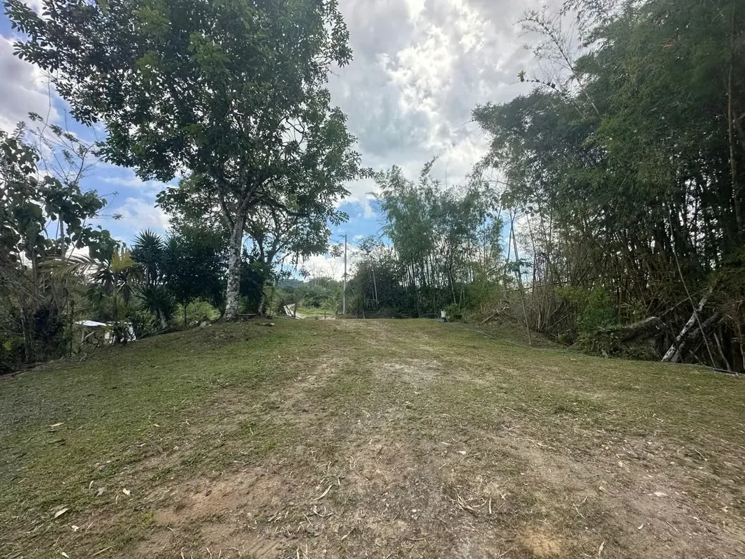 La propiedad cuenta con una casa de habitación sencilla, habitable pero con detalles estéticos por terminar .