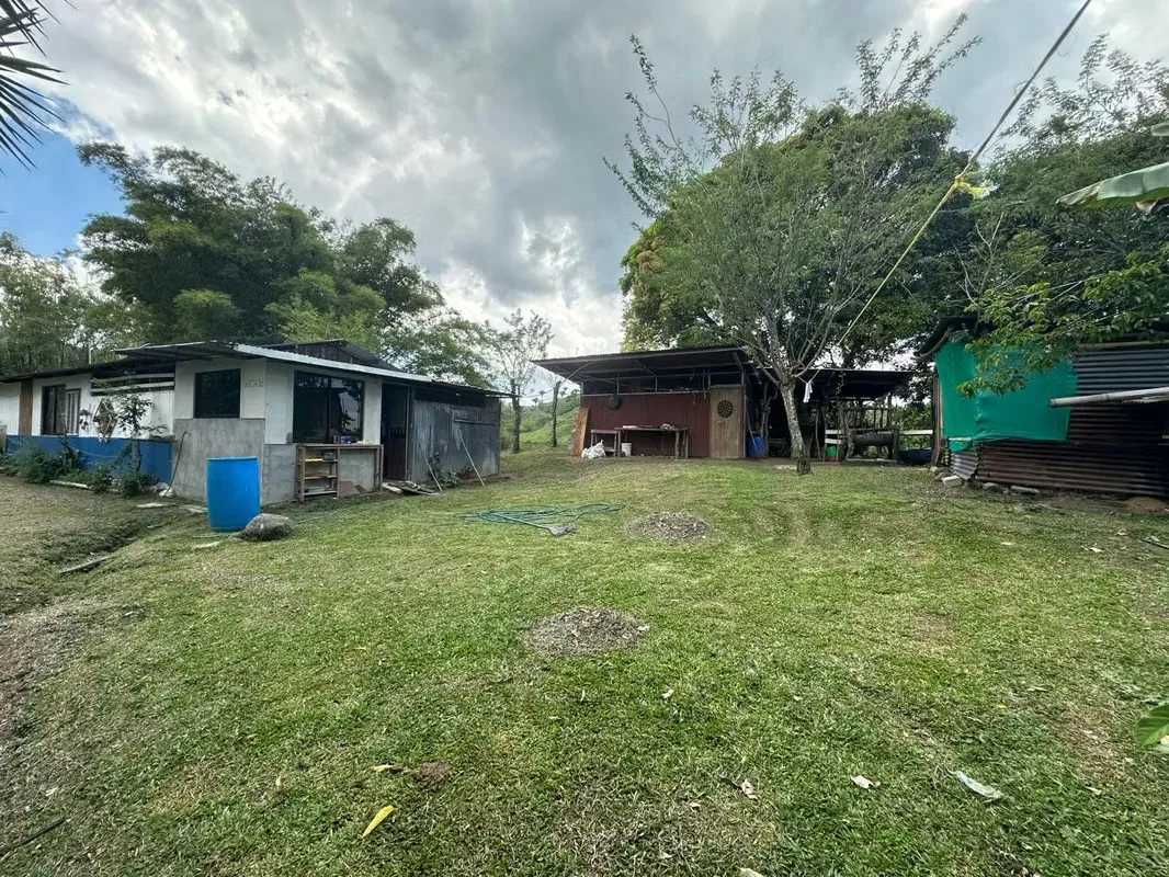 La propiedad cuenta con una casa de habitación sencilla, habitable pero con detalles estéticos por terminar ., photo 9