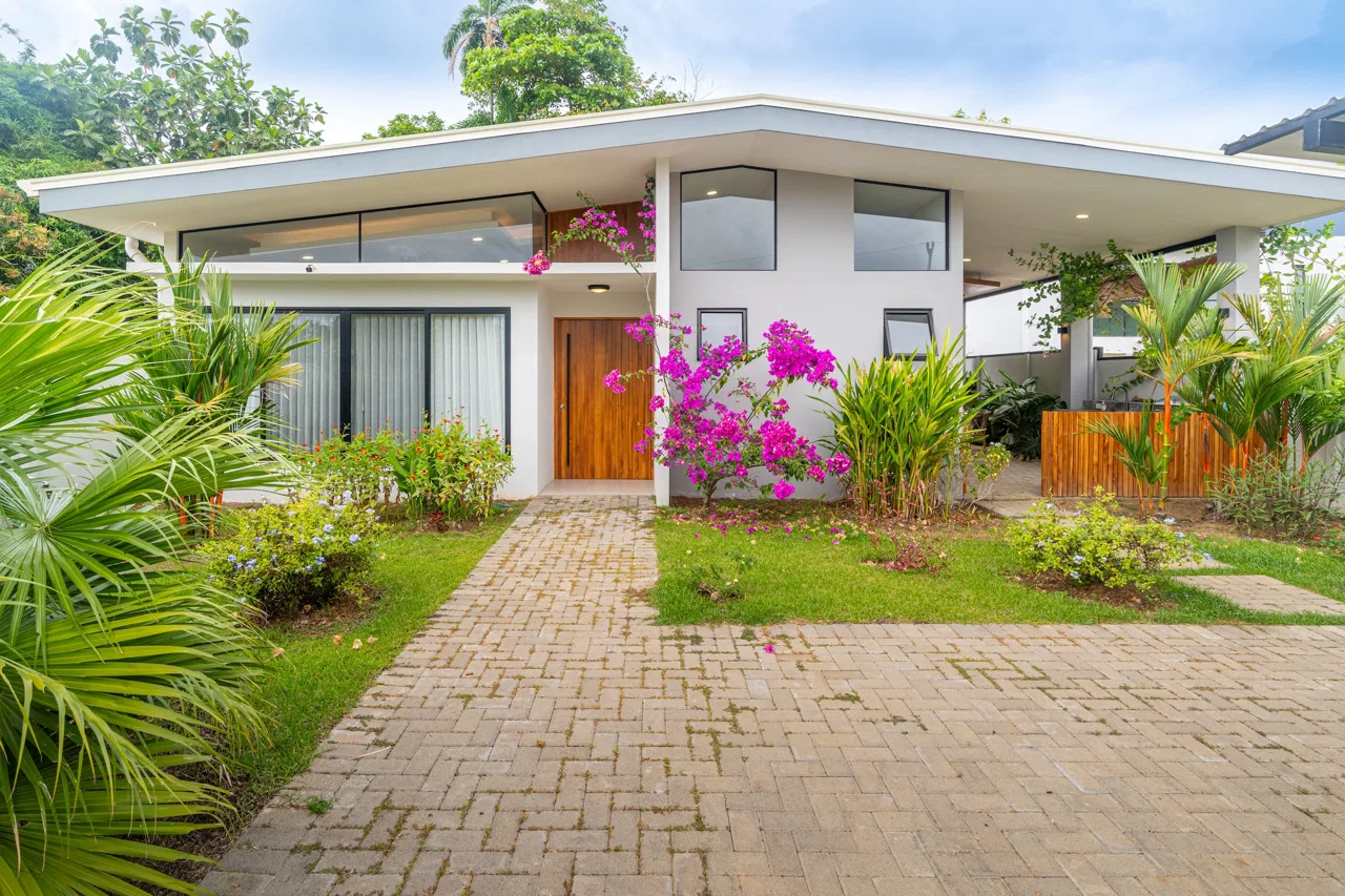 CASA COLA DE BALLENA PROPERTY WITH THREE BEDROOM A LITTLE STEPS OF THE BEACH, IN BAHIA BALLENA – 0.16 ACRES
