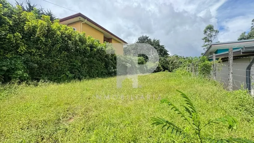 Build the house that so longs for in a quiet environment, surrounded by vegetation and nature. Its flat topography facilitates design and construction, also offering a pleasant ...