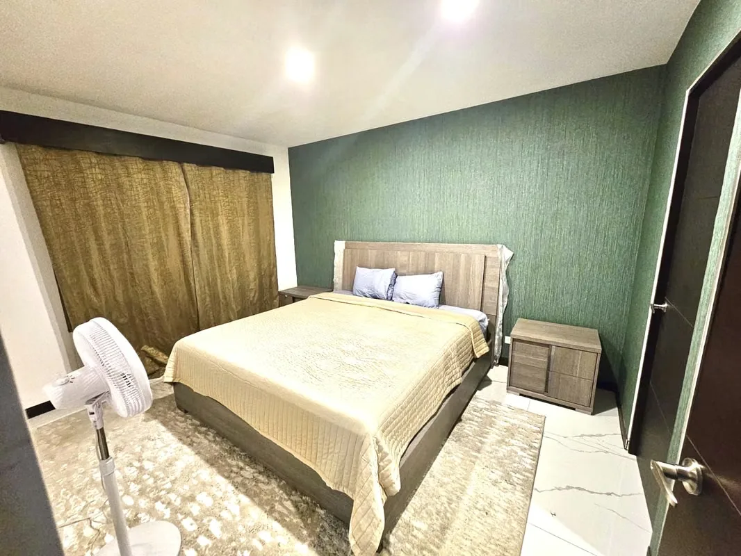 Distribuido en ambiente de sala, comedor y cocina con amplia ventana y puerta ...