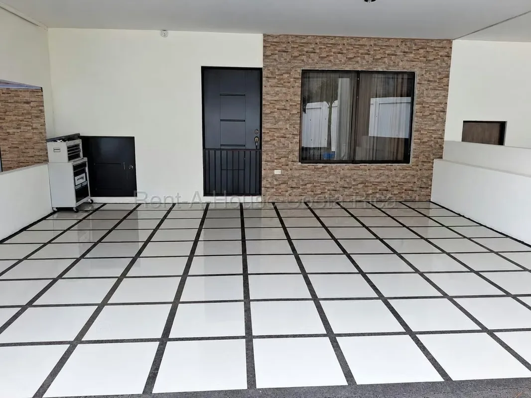 Esta hermosa casa en condominio, ofrece un estilo de vida moderno y cómodo en San Rafael Arriba, Desamparados.