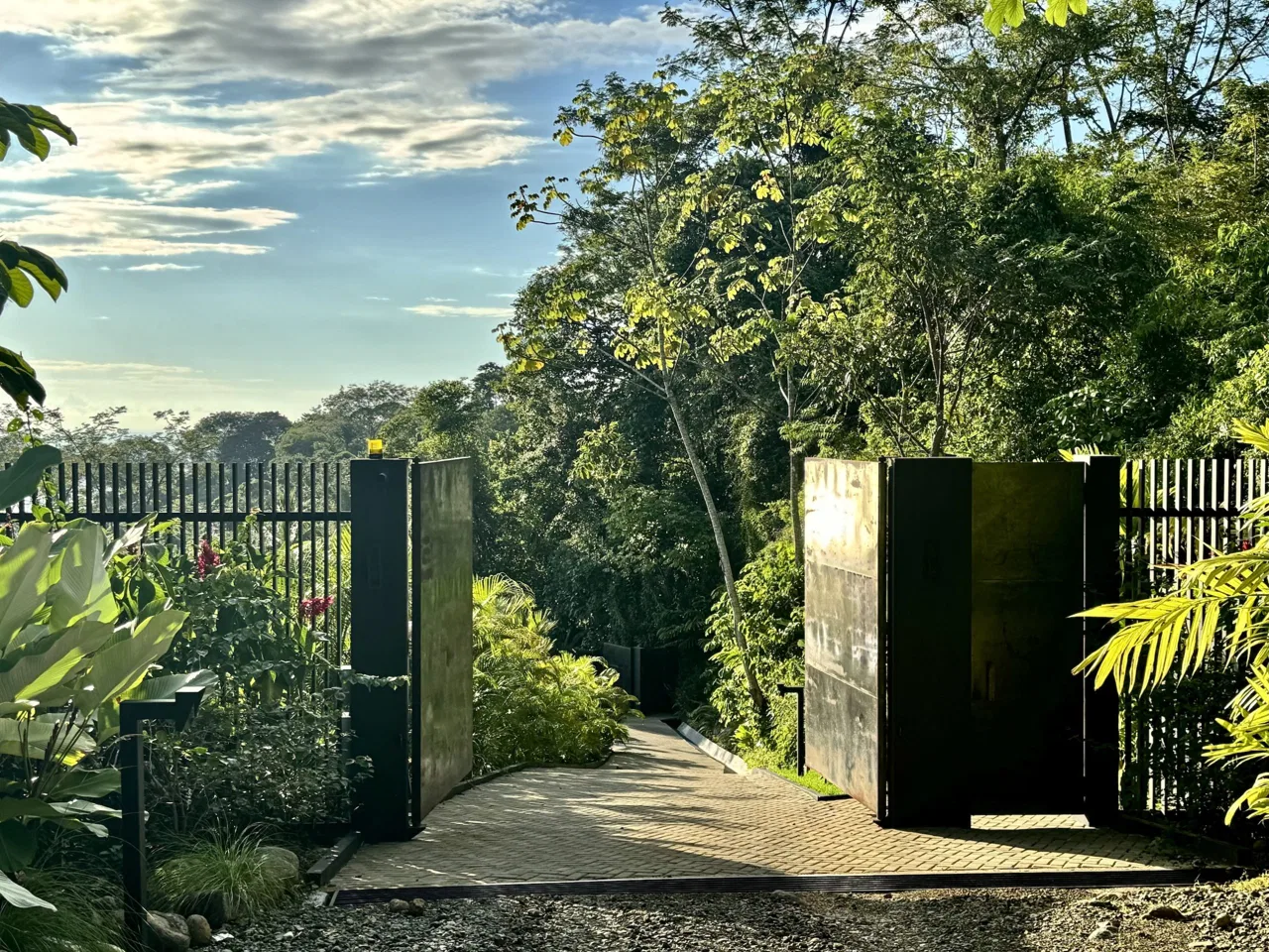 BLACK VILLAS IN THE MIDDLE OF THE NATURE, IN UVITA – 2.35 ACRES, photo 3