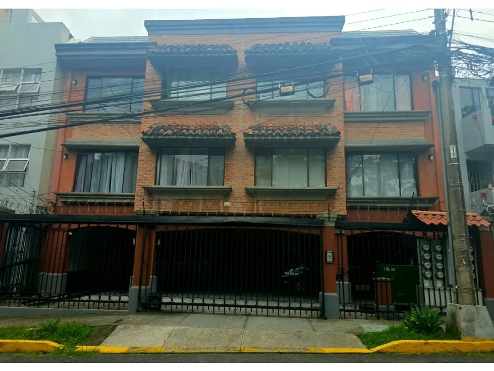 * 3 dormitorios (miden: 2,3 m x 2,5 m, 2,2 m x 2,7 m y 2,2 m x 2,6 ...