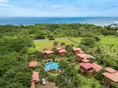 Villa Espaciosa Cerquita a una Playa de Arena Blanca