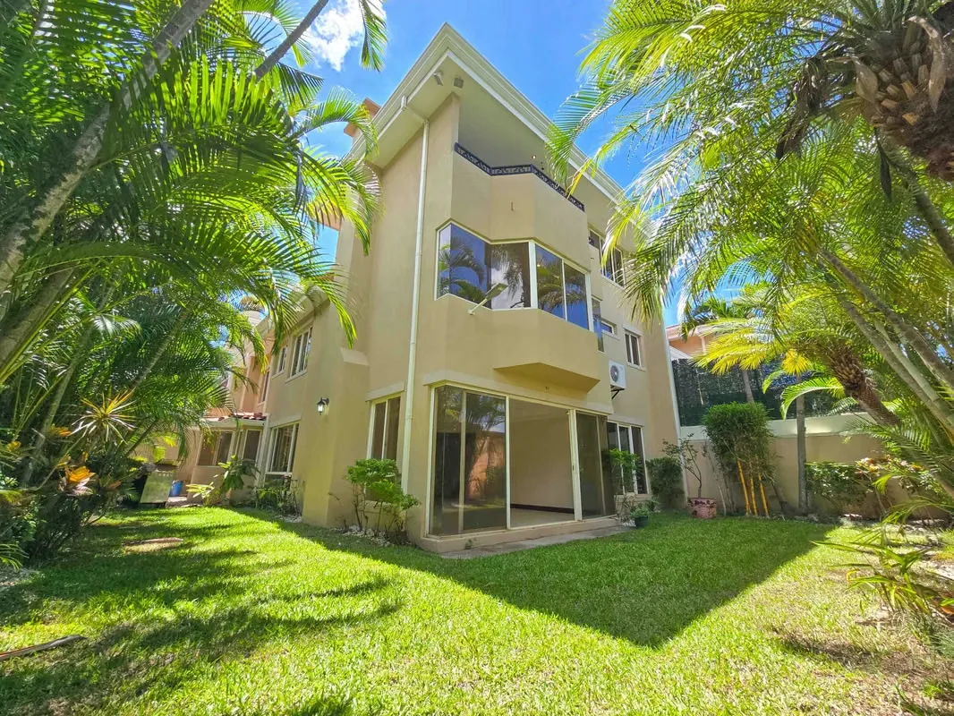 Discover this beautiful corner residence located in one of Escazu’s most prestigious neighborhoods. Situated in an exclusive gated community of only eight homes, this spacious ...