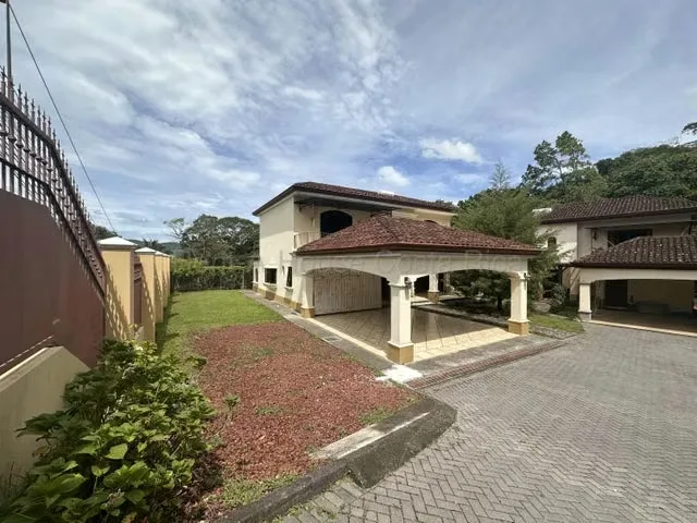 RAH 27-566 RZ Elegante casa Amueblada DE 350 m² en Ciudad Colon en lote de 550 M2. Ubicada en una comunidad cerrada de únicamente dos casas a pocos metros del centro de Ciudad Colón ...
