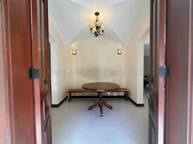 RAH 27-566 RZ Elegante casa Amueblada DE 350 m² en Ciudad Colon en lote de 550 M2. Ubicada en una comunidad cerrada de únicamente dos casas a pocos metros del centro de Ciudad Colón ..., photo 2