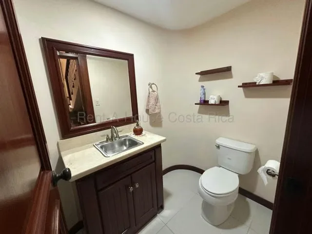 RAH 27-566 RZ Elegante casa Amueblada DE 350 m² en Ciudad Colon en lote de 550 M2. Ubicada en una comunidad cerrada de únicamente dos casas a pocos metros del centro de Ciudad Colón ..., photo 13