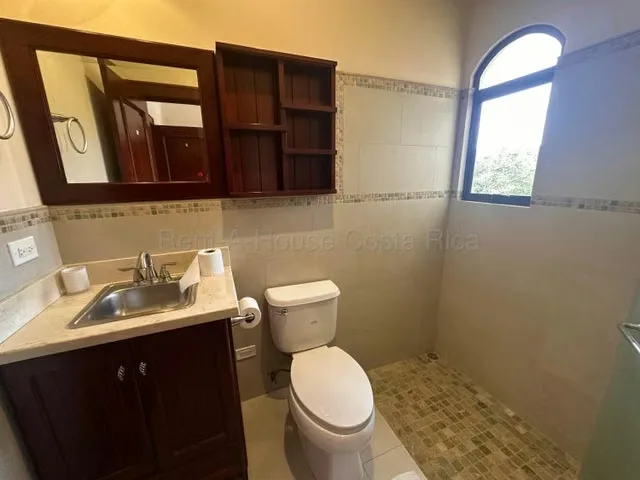 RAH 27-566 RZ Elegante casa Amueblada DE 350 m² en Ciudad Colon en lote de 550 M2. Ubicada en una comunidad cerrada de únicamente dos casas a pocos metros del centro de Ciudad Colón ..., photo 14