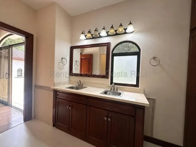 RAH 27-566 RZ Elegante casa Amueblada DE 350 m² en Ciudad Colon en lote de 550 M2. Ubicada en una comunidad cerrada de únicamente dos casas a pocos metros del centro de Ciudad Colón ..., photo 15