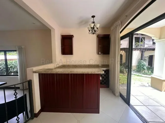 RAH 27-566 RZ Elegante casa Amueblada DE 350 m² en Ciudad Colon en lote de 550 M2. Ubicada en una comunidad cerrada de únicamente dos casas a pocos metros del centro de Ciudad Colón ..., photo 3