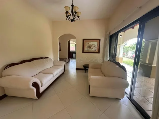 RAH 27-566 RZ Elegante casa Amueblada DE 350 m² en Ciudad Colon en lote de 550 M2. Ubicada en una comunidad cerrada de únicamente dos casas a pocos metros del centro de Ciudad Colón ..., photo 4