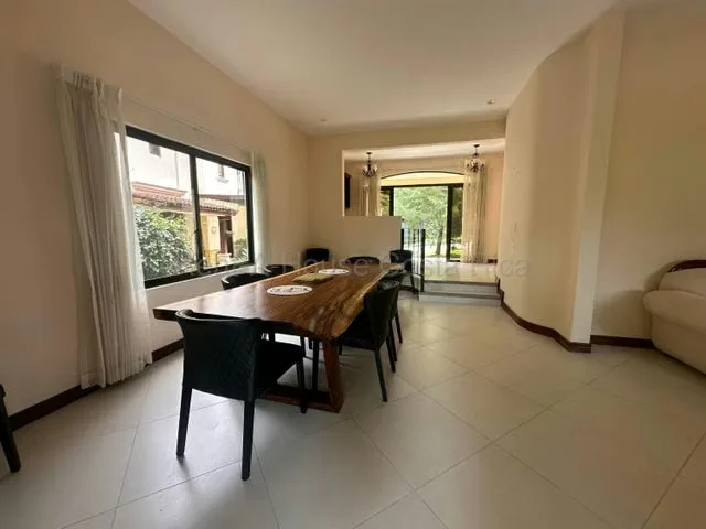 RAH 27-566 RZ Elegante casa Amueblada DE 350 m² en Ciudad Colon en lote de 550 M2. Ubicada en una comunidad cerrada de únicamente dos casas a pocos metros del centro de Ciudad Colón ..., photo 5