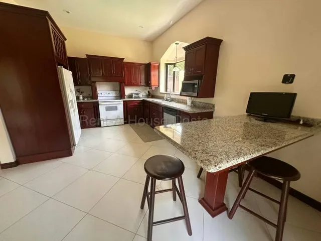 RAH 27-566 RZ Elegante casa Amueblada DE 350 m² en Ciudad Colon en lote de 550 M2. Ubicada en una comunidad cerrada de únicamente dos casas a pocos metros del centro de Ciudad Colón ..., photo 6