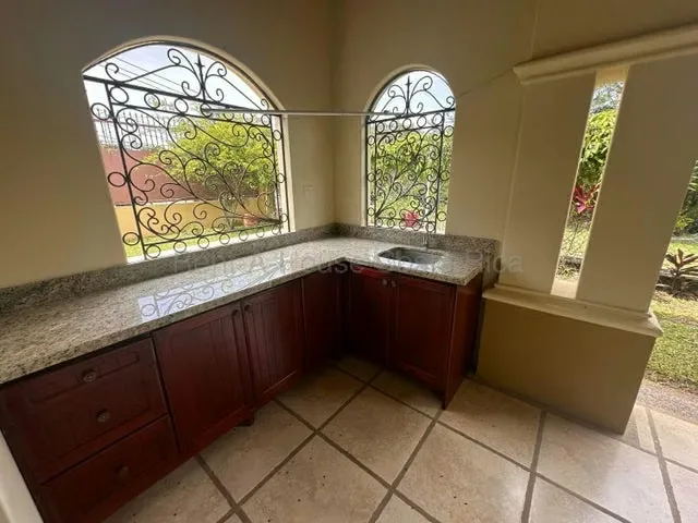 RAH 27-566 RZ Elegante casa Amueblada DE 350 m² en Ciudad Colon en lote de 550 M2. Ubicada en una comunidad cerrada de únicamente dos casas a pocos metros del centro de Ciudad Colón ..., photo 10