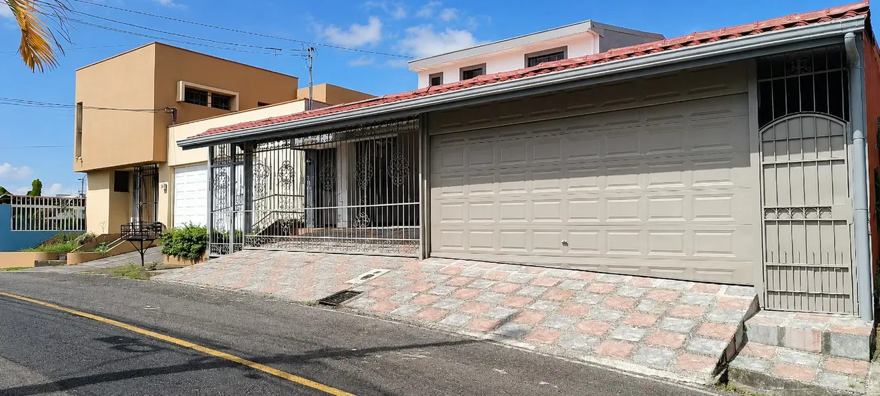 Amplia y elegante residencia en una de las zonas más cotizadas del Este de San José Ubicada en un entorno residencial seguro y de alta plusvalía, esta propiedad combina amplitud, ...