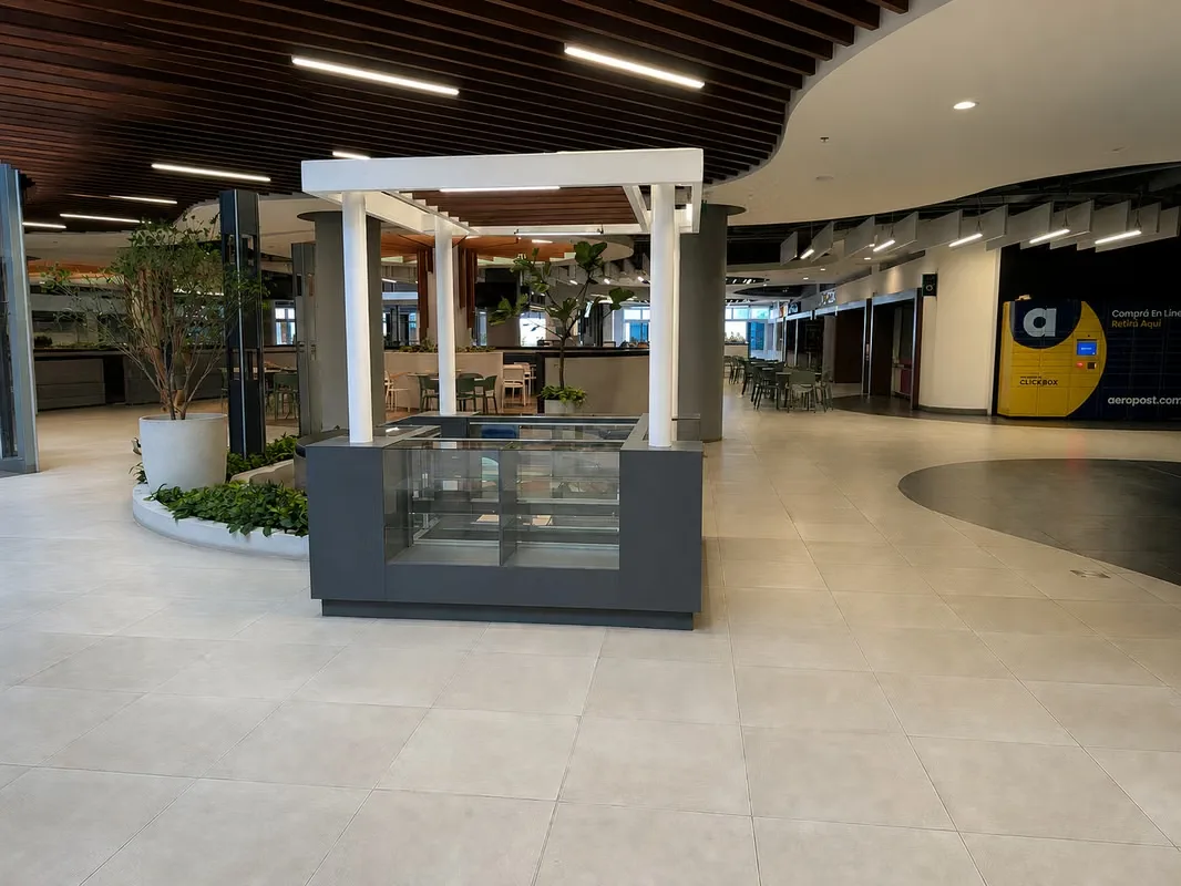 Kiosk for rent in Cariari. High-traffic location. There is no water supply, so it is not suitable for food preparation.