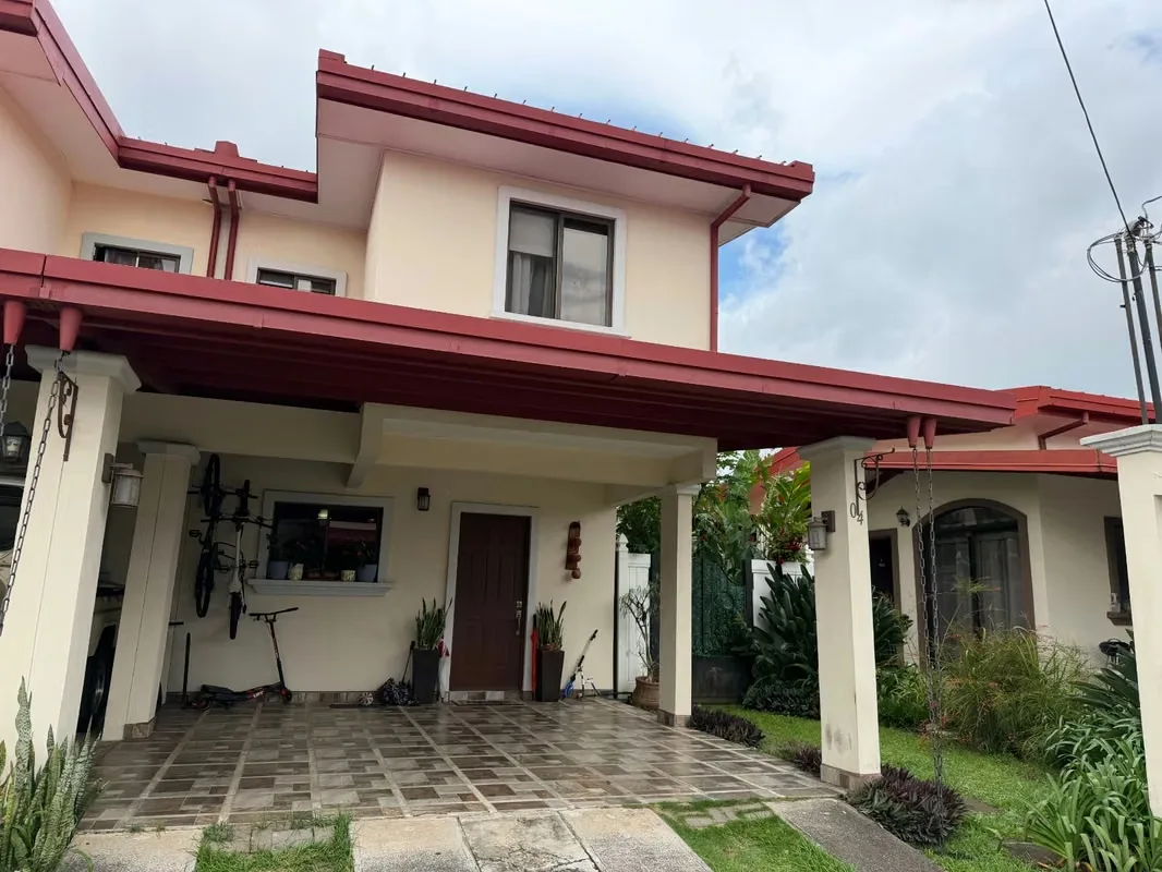 Este condominio cuenta con planta de tratamiento, seguridad, cancha de basquetbol, pista para patinaje, casa club, 8 ...