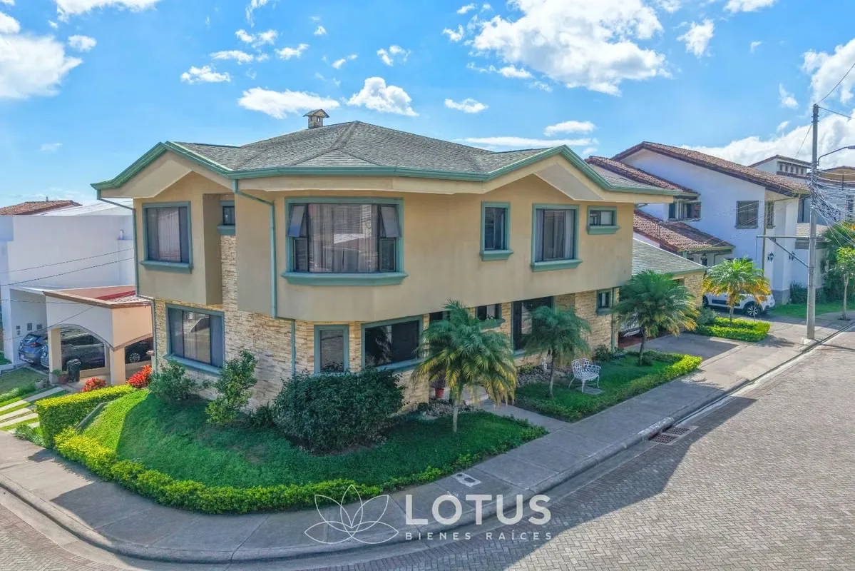 Casa en Venta en Condominio Lomas de Granadilla, Curridabat — 4 hab., Cód. AJ066
