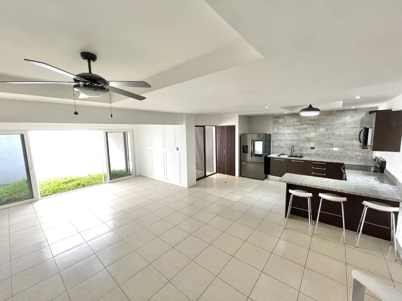 Descubra esta espaciosa casa de tres niveles en Condominio Río Palma, ideal para familias que buscan comodidad, ...