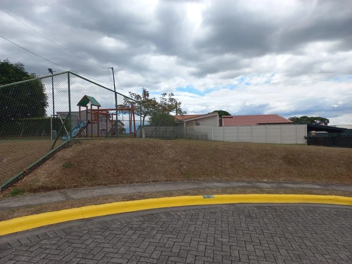 Se vende lote en Condominio Lomas del Bosque