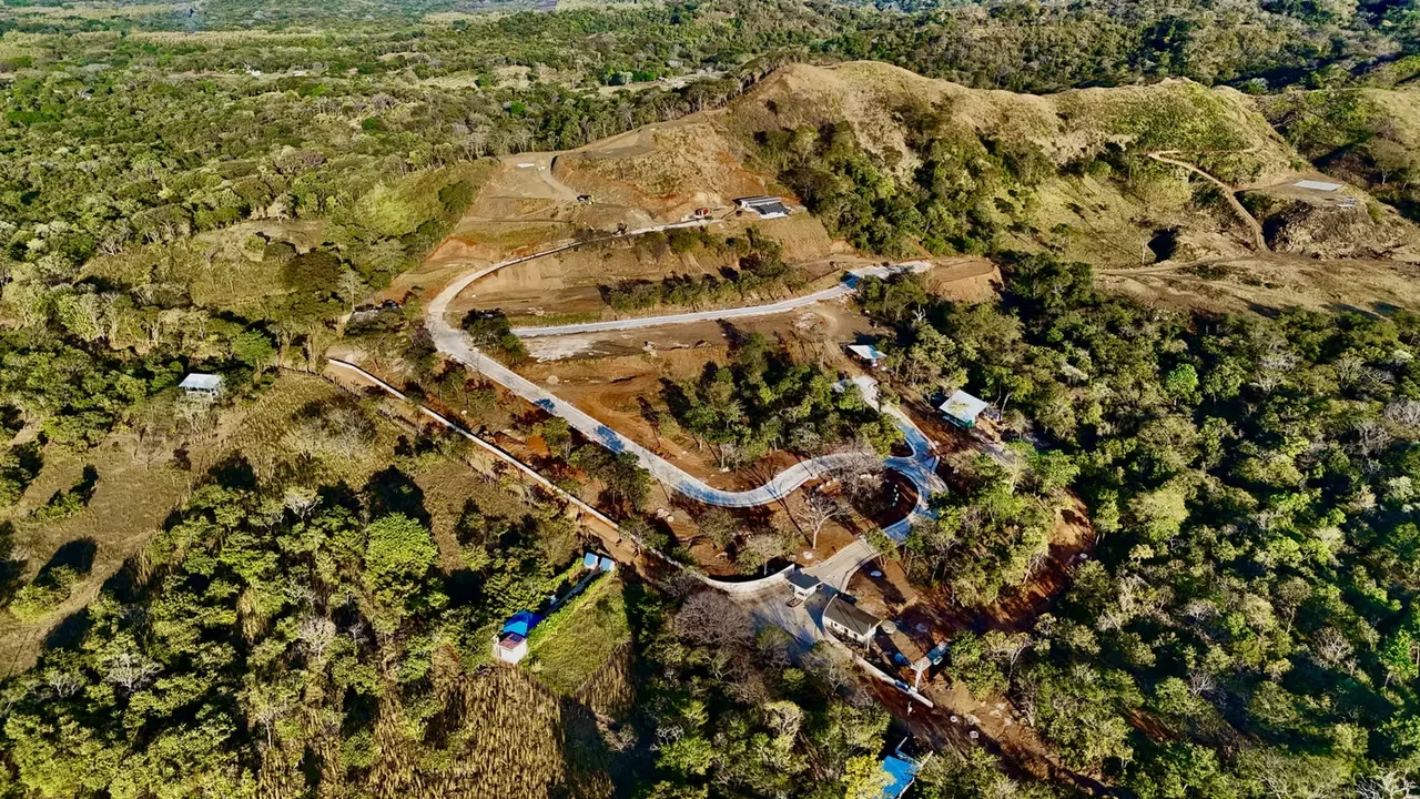 Descubre Pochote Hills, un exclusivo desarrollo residencial de 41 lotes ubicado en Playa Avellanas, una de las zonas ...