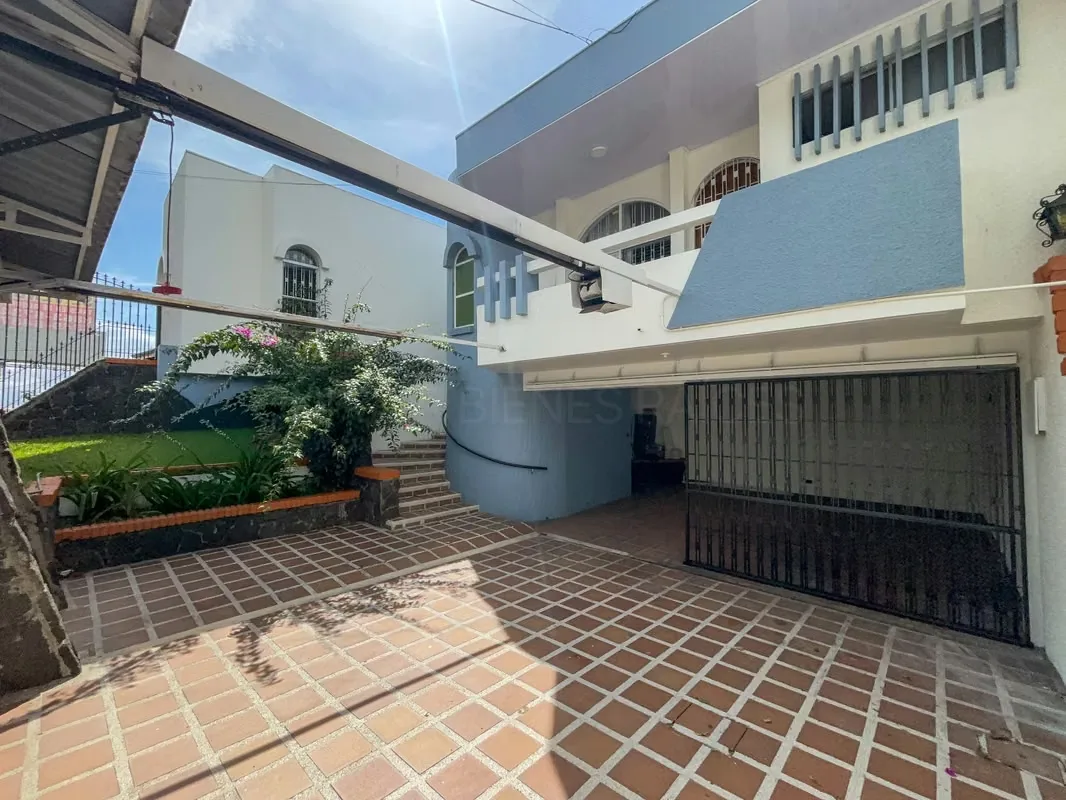 415 m² de terreno | 3 habitaciones | Habitación de servicio con baño | 3,5 baños | Terraza techada | Jardín privado | 4 estacionamientos