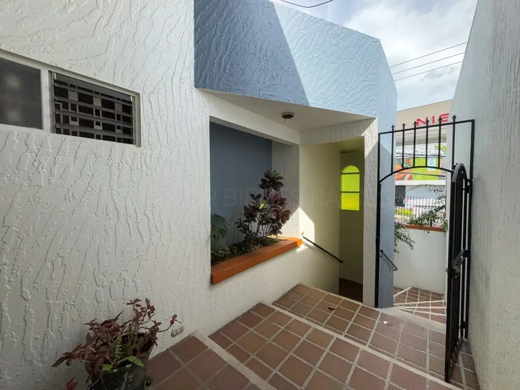 415 m² de terreno | 3 habitaciones | Habitación de servicio con baño | 3,5 baños | Terraza techada | Jardín privado | 4 estacionamientos, photo 2