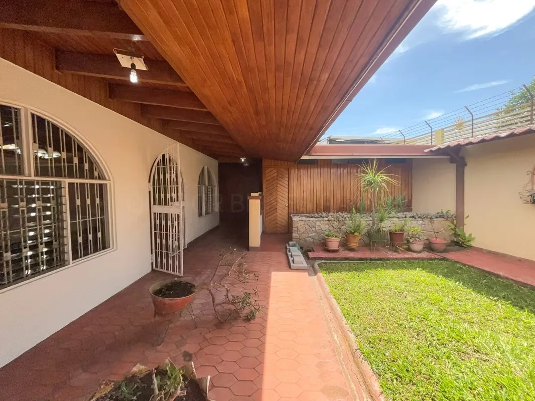 415 m² de terreno | 3 habitaciones | Habitación de servicio con baño | 3,5 baños | Terraza techada | Jardín privado | 4 estacionamientos, photo 3