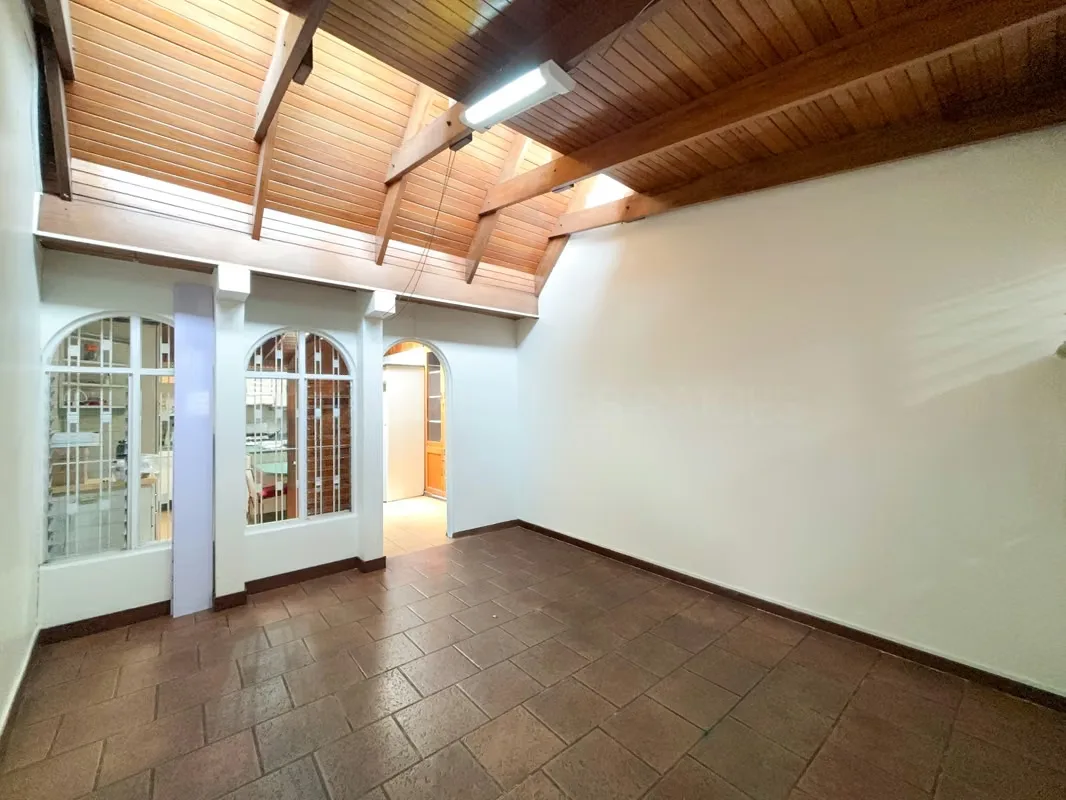 415 m² de terreno | 3 habitaciones | Habitación de servicio con baño | 3,5 baños | Terraza techada | Jardín privado | 4 estacionamientos, photo 7