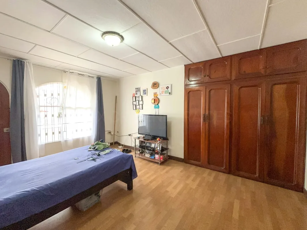 415 m² de terreno | 3 habitaciones | Habitación de servicio con baño | 3,5 baños | Terraza techada | Jardín privado | 4 estacionamientos, photo 8
