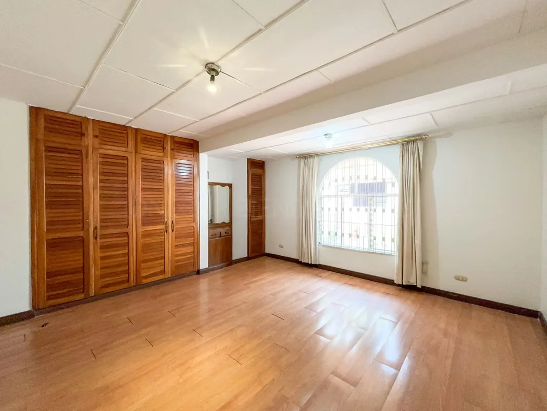 415 m² de terreno | 3 habitaciones | Habitación de servicio con baño | 3,5 baños | Terraza techada | Jardín privado | 4 estacionamientos, photo 9