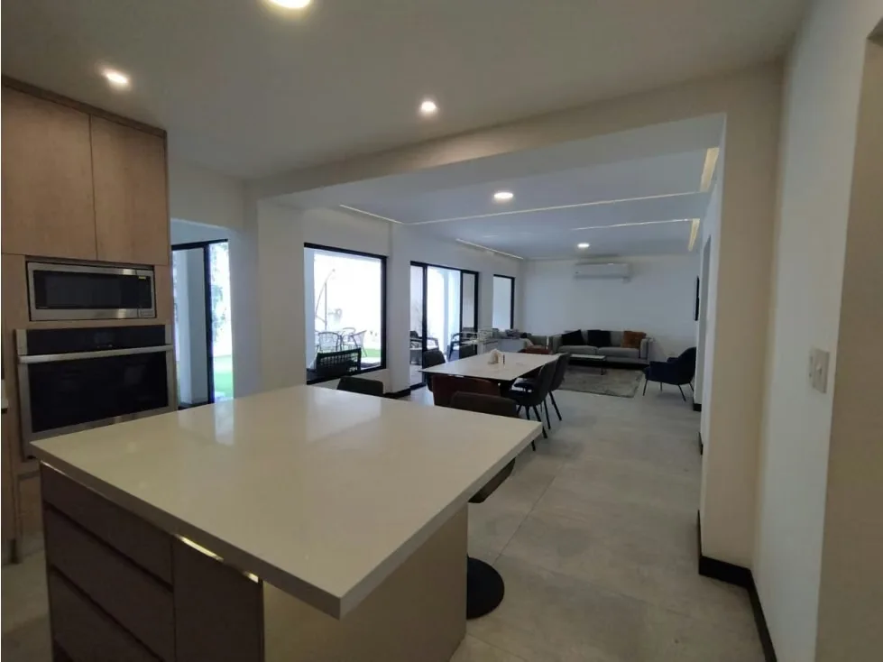 Hermosa casa con acabados de lujo estilo contemporáneo en barrio muy céntrico en San Rafael de Escazú. Excelente estado de mantenimiento, en un condominio muy exclusivo. Precio de ...