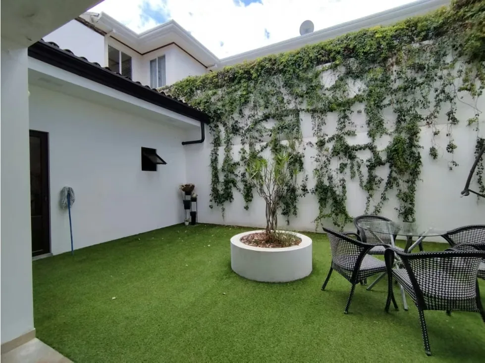 Hermosa casa con acabados de lujo estilo contemporáneo en barrio muy céntrico en San Rafael de Escazú. Excelente estado de mantenimiento, en un condominio muy exclusivo. Precio de ..., photo 2