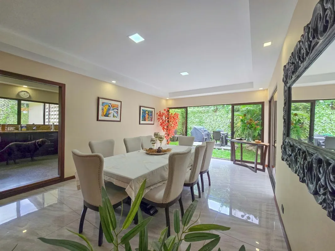 Hermosa casa esquinera independiente de una sola planta ubicada en Bello Horizonte de Escazú, con posibilidad de uso de suelo mixto (comercial-residencial), ya que se encuentra en ...