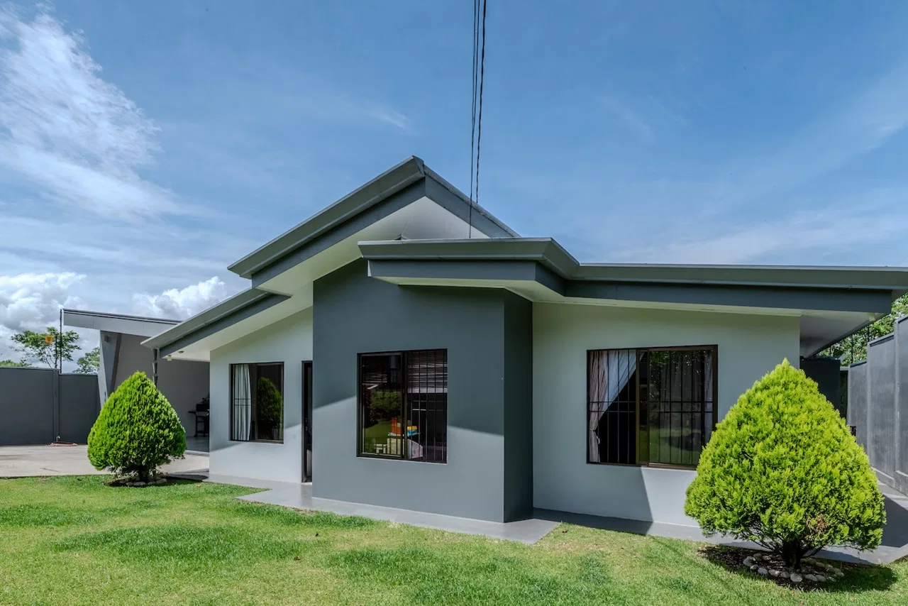 PROPERTY WITH THREE BEDROOM AND GARDEN WITH FRUIT TREES, IN PEÑAS BLANCAS – 0.19 ACRES