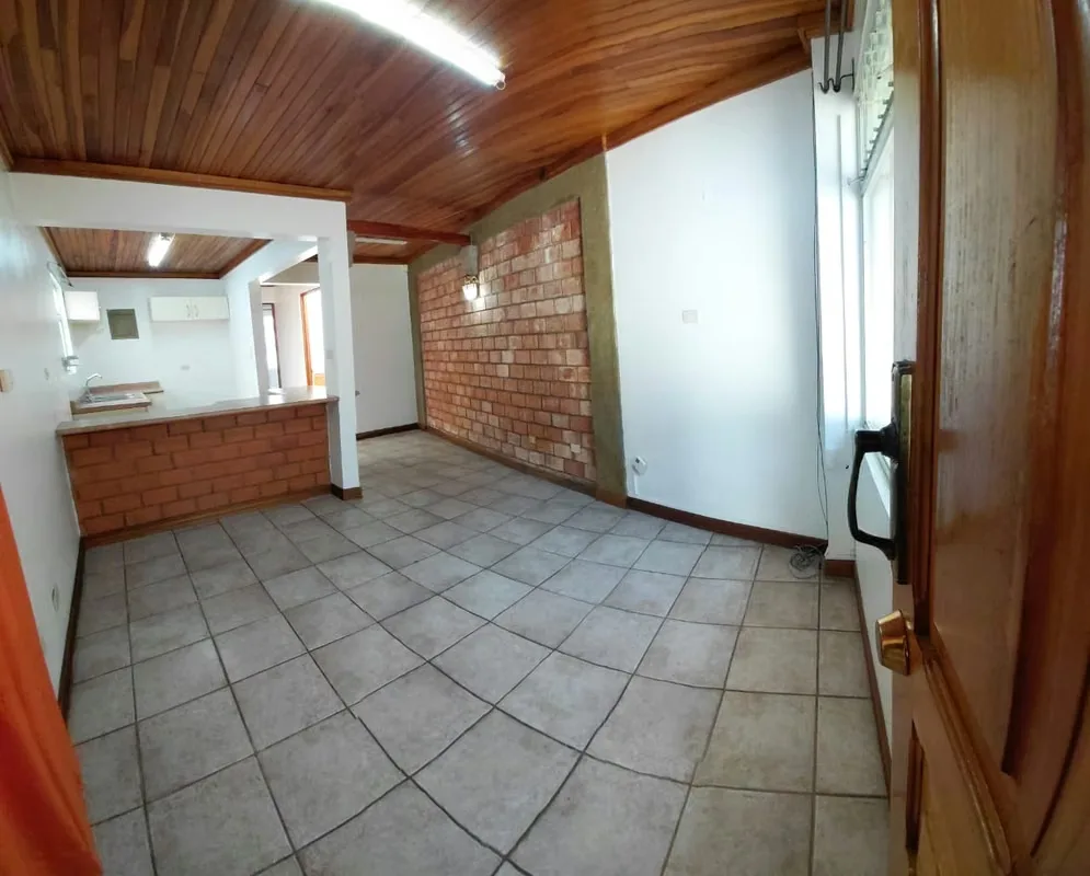 En Los Colegios de Moravia, en una zona tranquila y de poco tránsito, te ofrecemos un apartamento acogedor y ...