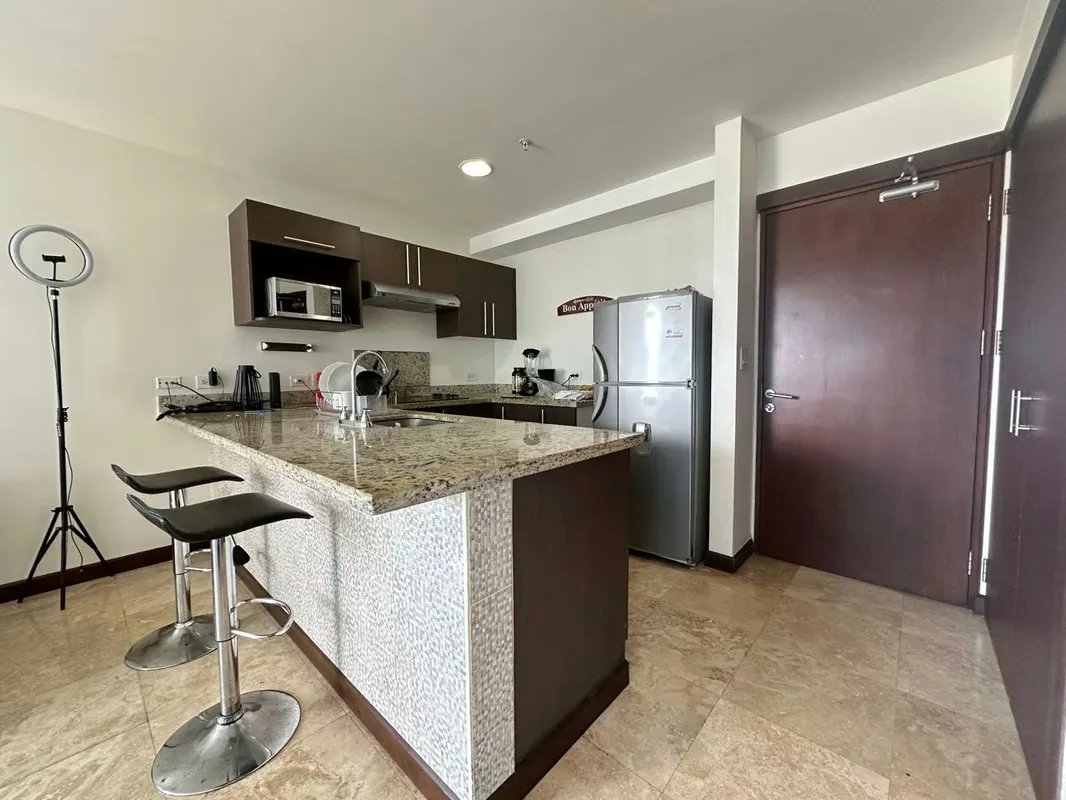 Excelente oportunidad de inversión en Torres de Paseo Colón, uno de los condominios residenciales más reconocidos de San José, ubicado en una zona estratégica con fácil acceso a ...