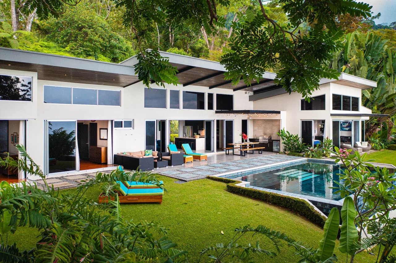 VILLA LUNA PROPERTY WITH THREE BEDROOMS AND SUNSET VIEWS, IN ESCALERAS – 0.66 ACRES
