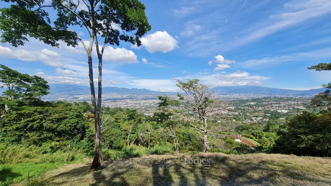 Spacious land with views of the Central Valley for a mountain home
