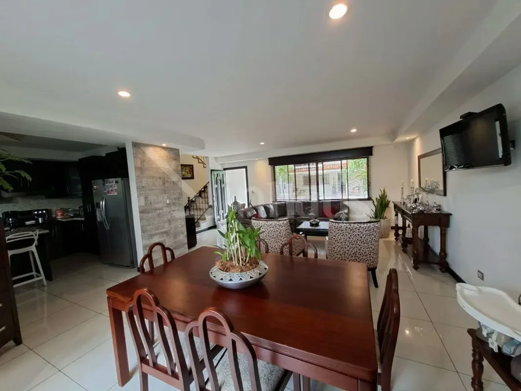 Casa en venta en Santa Ana Centro de tan sólo 12 residencias y con seguridad presencial 24/7. -Estacionamiento para 2 vehículos bajo techo -Sala, comedor espaciosas, ventiladas e ...