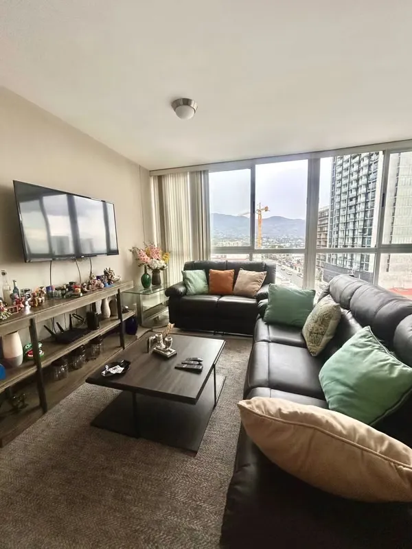 Excellent location within walking distance of Peru Park, close to ...