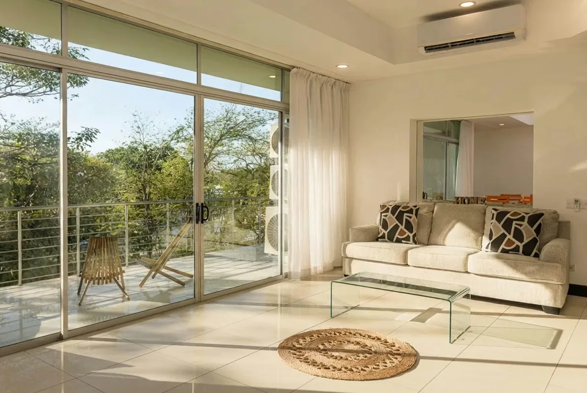 Descubra un verdadero refugio tropical en el corazón de Tamarindo con este exclusivo condominio de 148 m² en un tercer piso dentro del residencial Pacific Park. La propiedad ha sido ...
