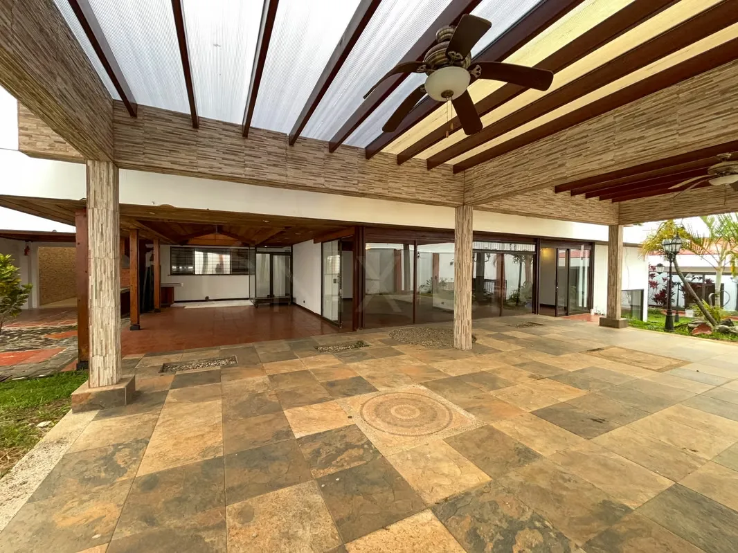 With land use for commerce and offices, it is an excellent option for embassies, consulates, specialized clinics, medical offices, health centers, laboratories, corporate companies, law ...